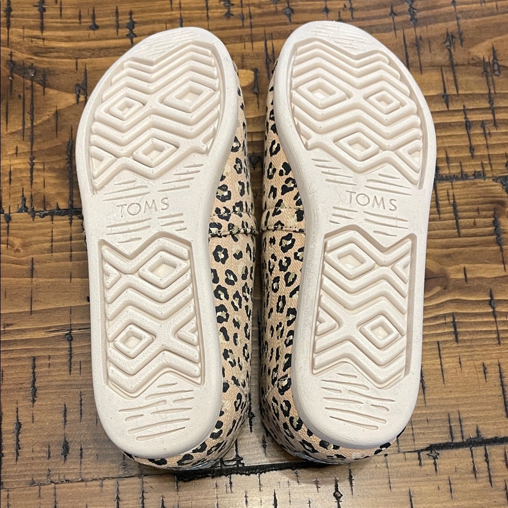 TOMS Women’s Tan Leopard Moccasins - Never Worn. 8 Wide. - Picture 4 of 4